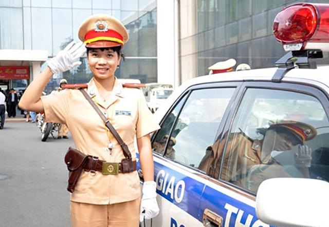 一組越南女交警的工作照黃色制服配槍配棍